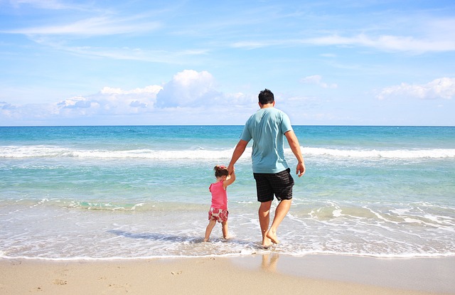 otec a dcera na pláži
