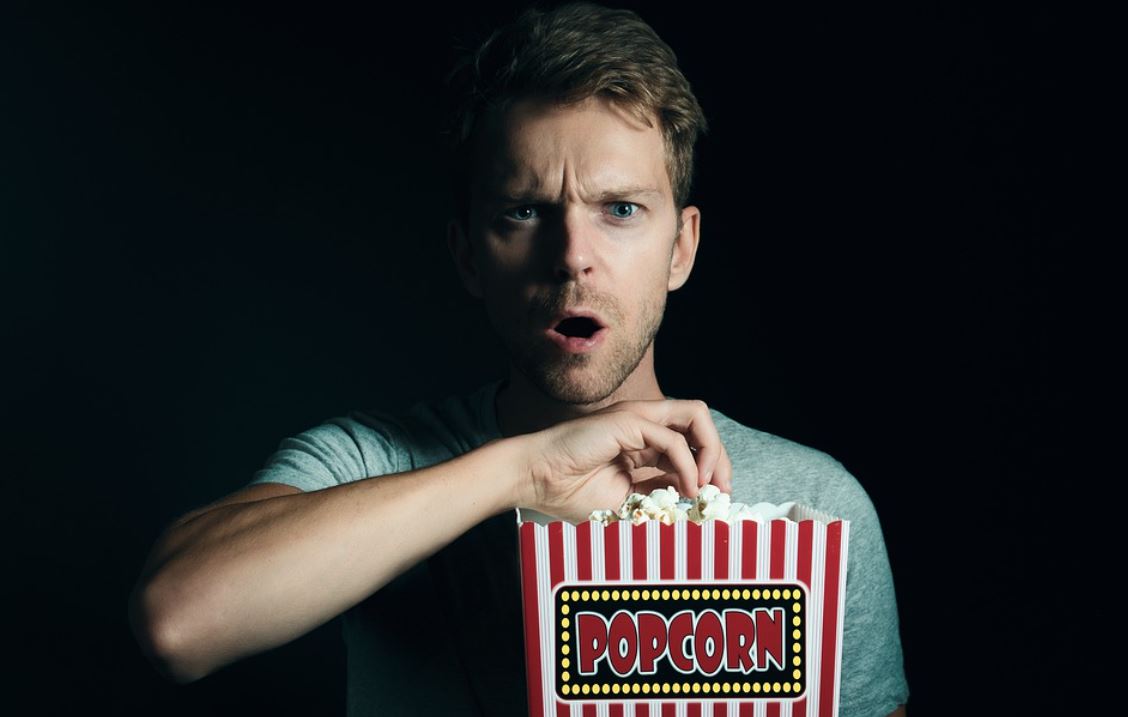 muž a popcorn
